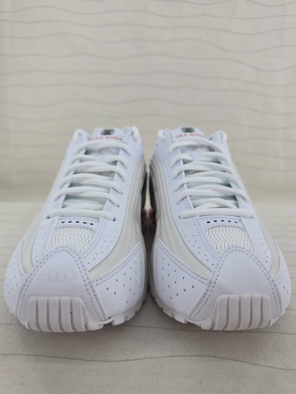 Nike Youth Shox R4 GS White Phantom Red Running Shoes CW2626-102 Size 6.5Y NEW